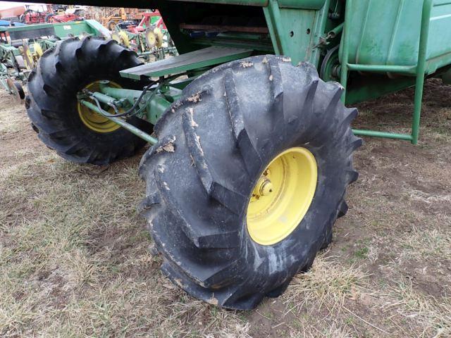 John Deere 6620 Combine