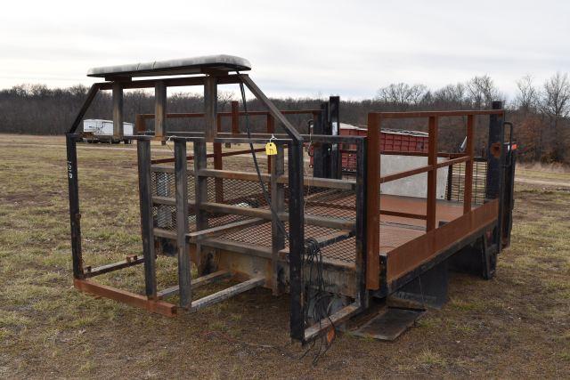 Flatbed w/ Hyd Lift