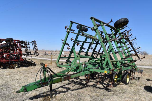 John Deere 980 Field Cultivator