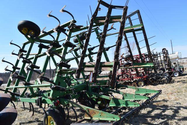 John Deere 980 Field Cultivator