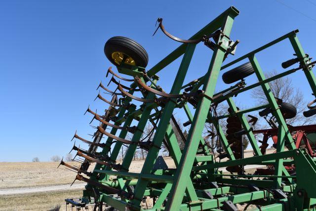 John Deere 980 Field Cultivator