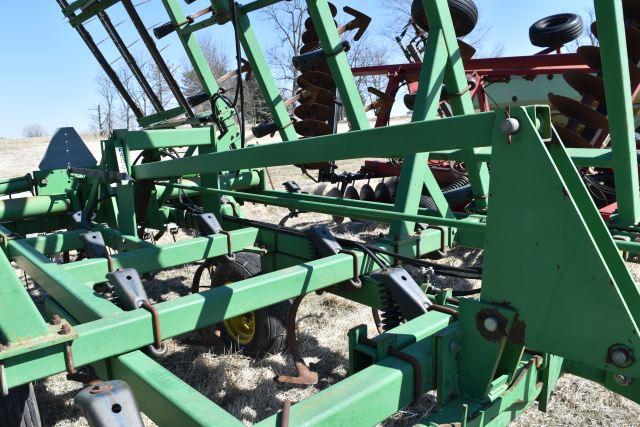 John Deere 980 Field Cultivator