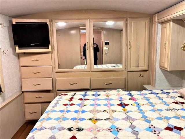 2001 Fleetwood American Tradition 40’ motorcoach