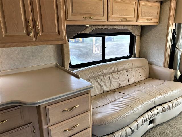 2001 Fleetwood American Tradition 40’ motorcoach