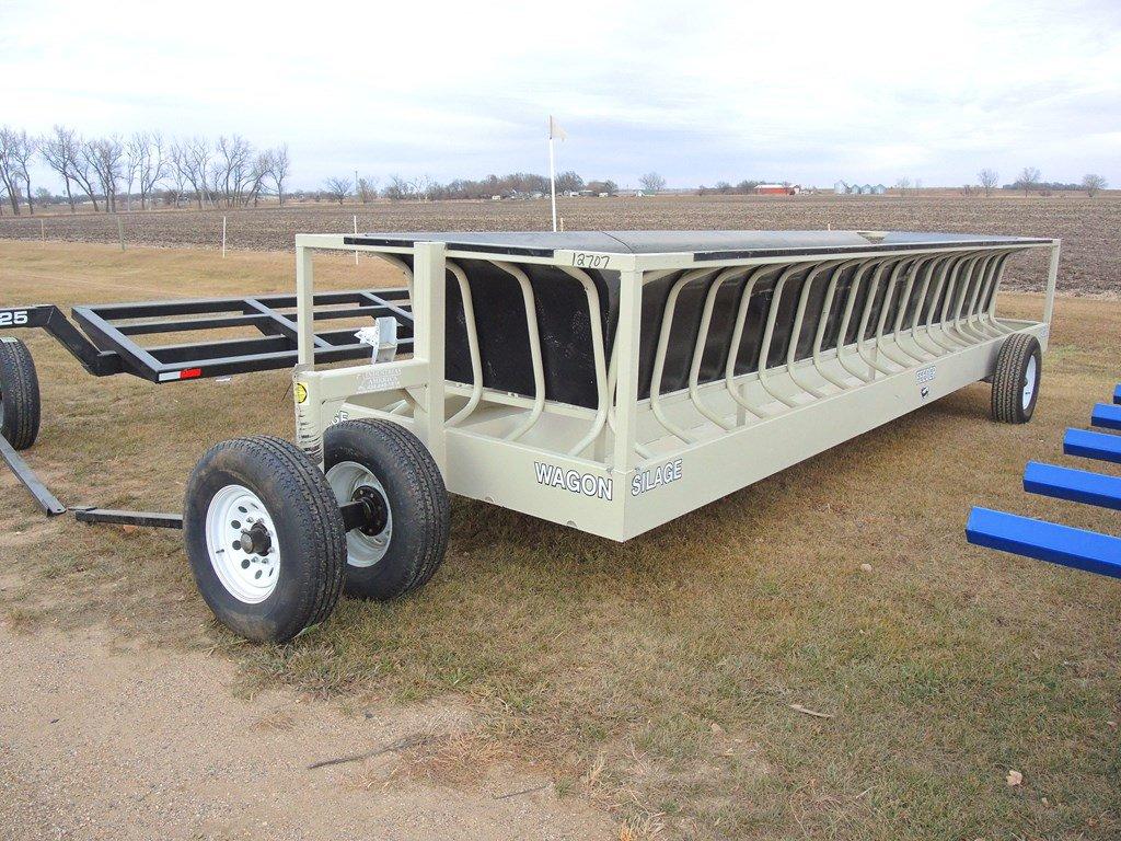 Industrias America Silage Feeder PT Wagon - White