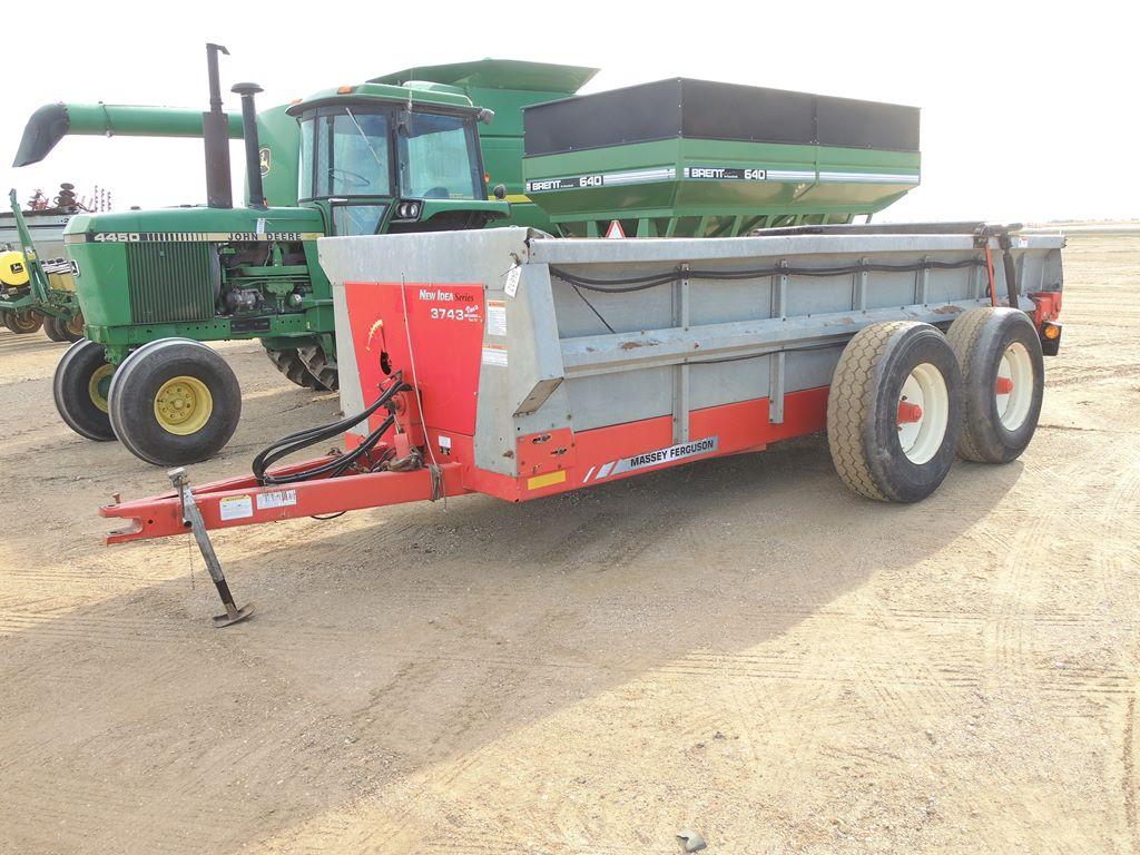 New Idea 3743 Manure Spreader