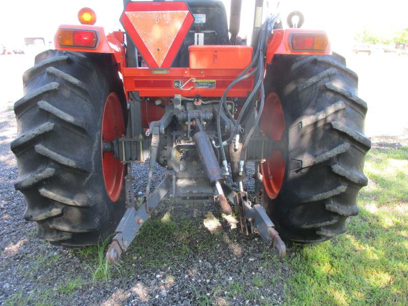 Kubota M4900 with loader SN Covered