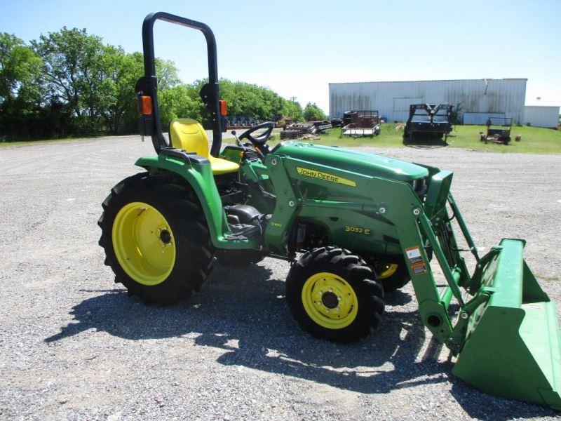 John Deere 3032E with Loader SN 1LV3032EHFH711961
