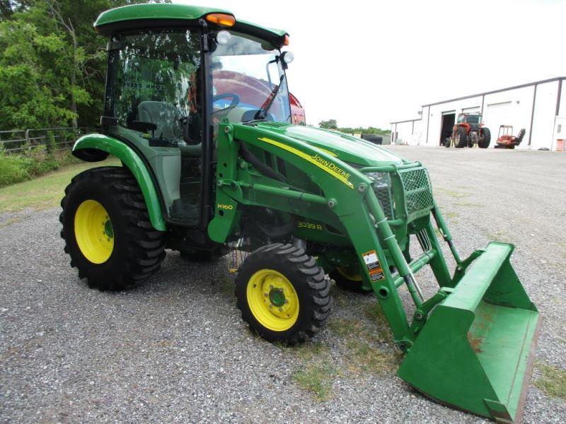 John Deere 3039R with Loader SN LV3039RCG400288