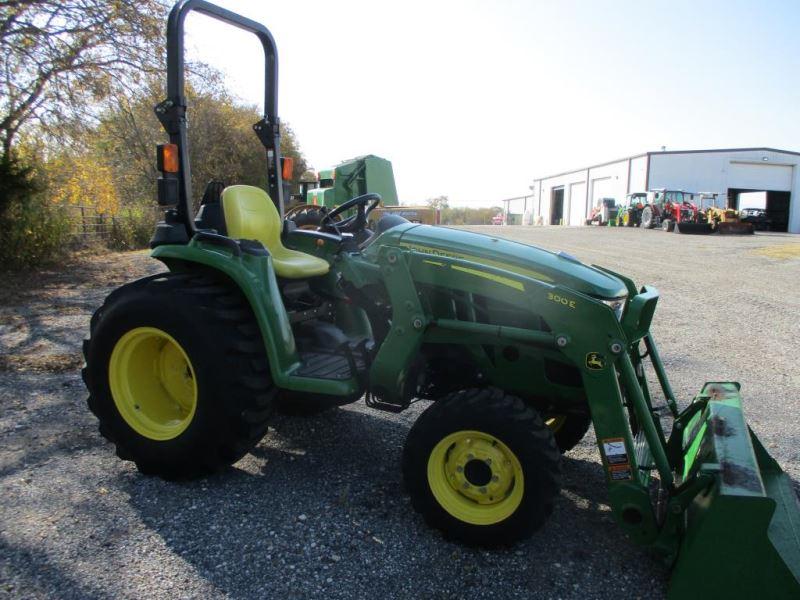 John Deere 3025E with Loader SN 1LV3025EKJJ123167