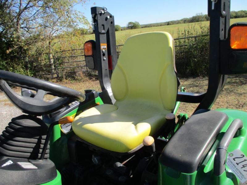 John Deere 3033R with Loader SN 1LV3033RHFP213136