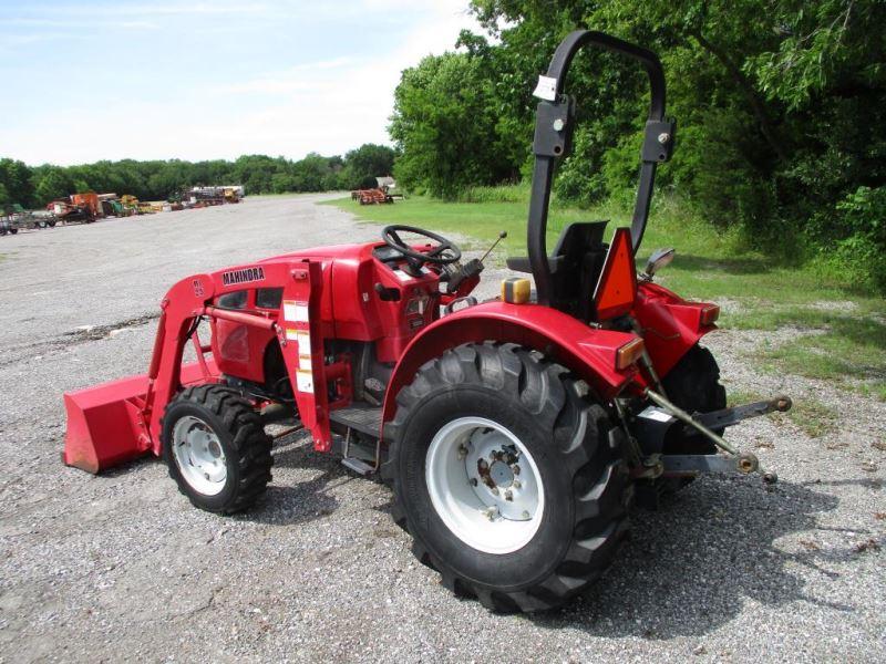 Mahindra 2525 with loader SN MH2132