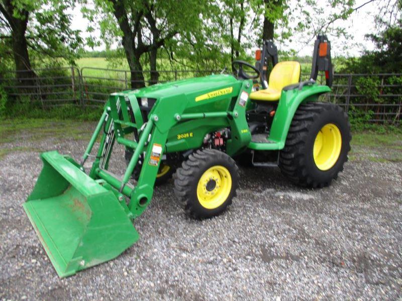 John Deere 3025E with Loader SN 1LV302ECHH104387