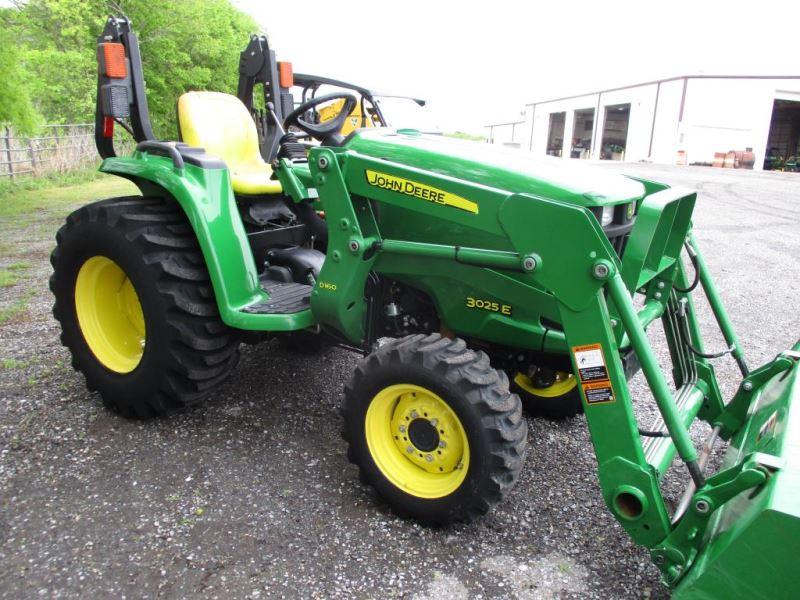 John Deere 3025E with Loader SN 1LV302ECHH104387