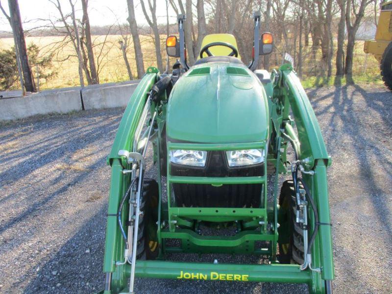 John Deere 3033R with Loader SN 1LV3033RMKK105215