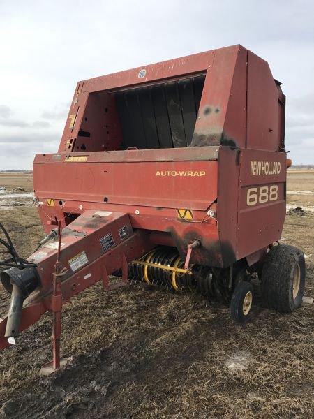 1998 New Holland Model 688 round baler