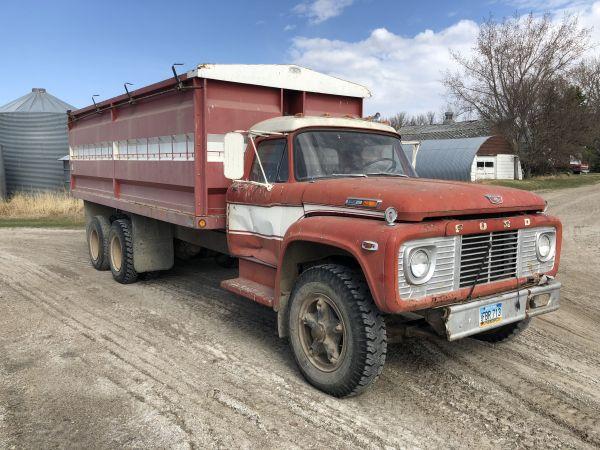 1968 Ford 800 tandem axle grain truck