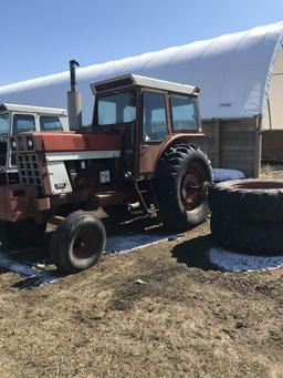 1066 IH 2WD tractor