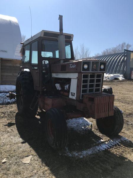 1066 IH 2WD tractor