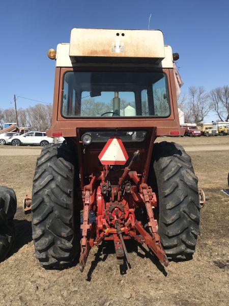1066 IH 2WD tractor