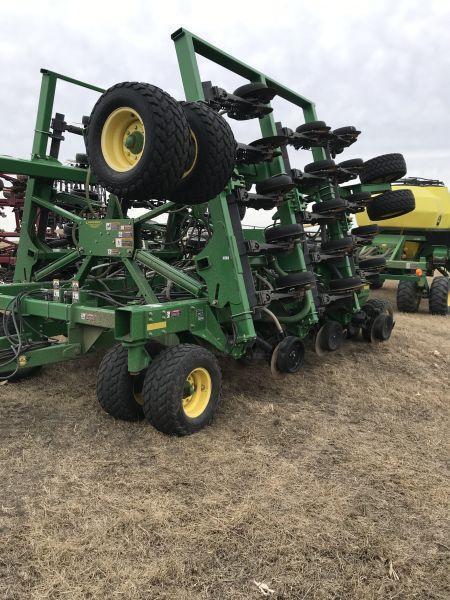 2010 30' Model 1895 JD air seeder, 10" space, conveyor for filling, one season on disks w/ 1910 3