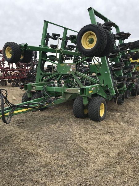 2010 30' Model 1895 JD air seeder, 10" space, conveyor for filling, one season on disks w/ 1910 3