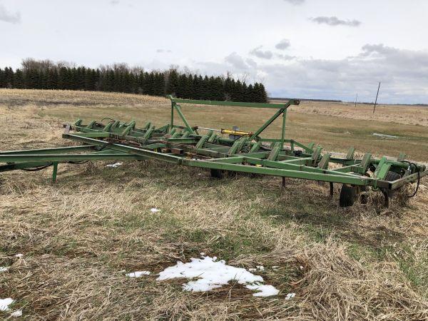 1600 JD 30’ chisel plow