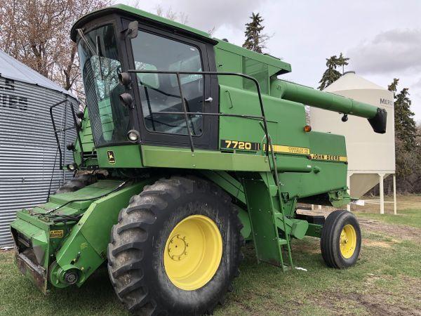 1988 Titan II 7720 JD combine