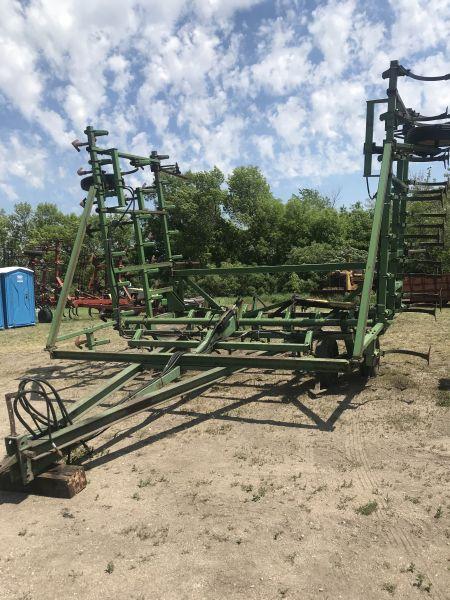 28’ JD1000 Series field cultivator