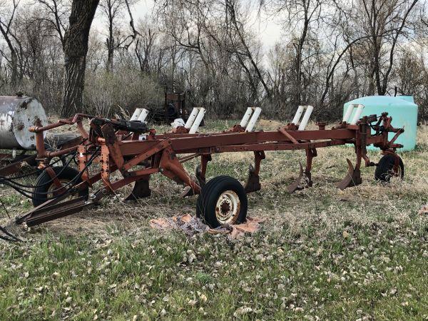 5 bottom IH 700 plow