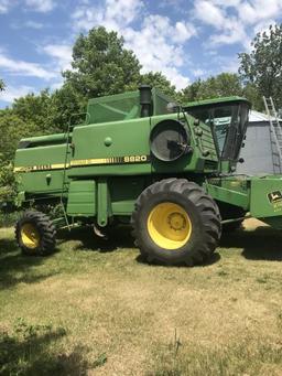 JD 8820 Titan II combine