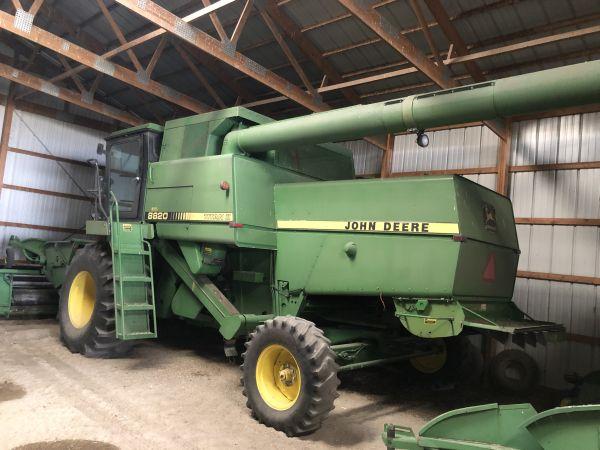 JD 8820 Titan II combine