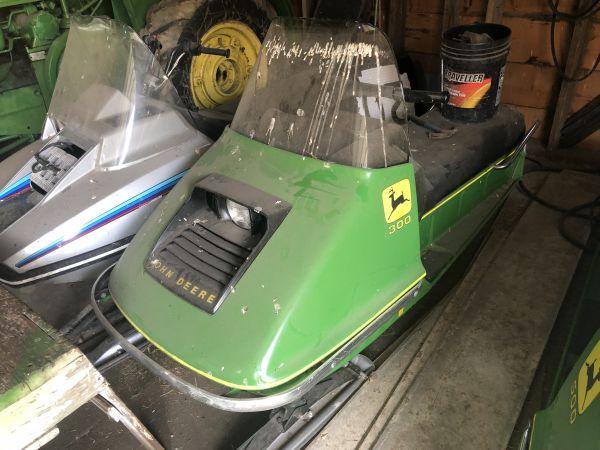 JD 300 snowmobile