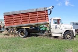 1979 IHC Loadstar 1600 single axle grain truck