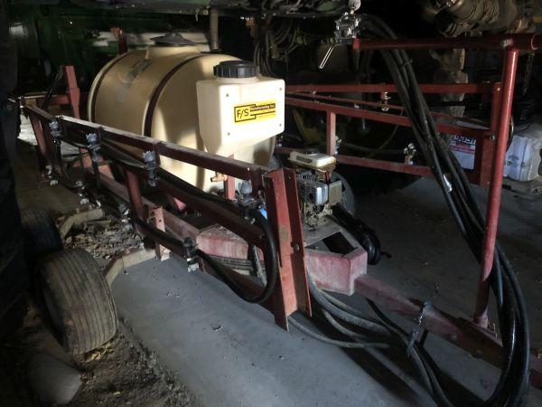 Pull type F/S sprayer for spot spraying