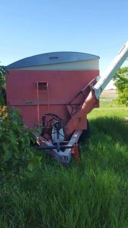 850 bu. United Farm Tools gravity wagon