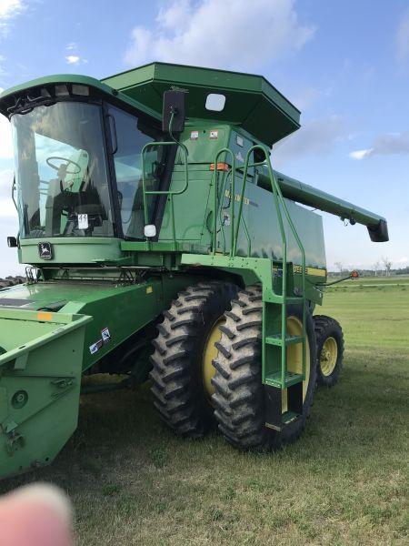 1998-1999 JD 9610 combine