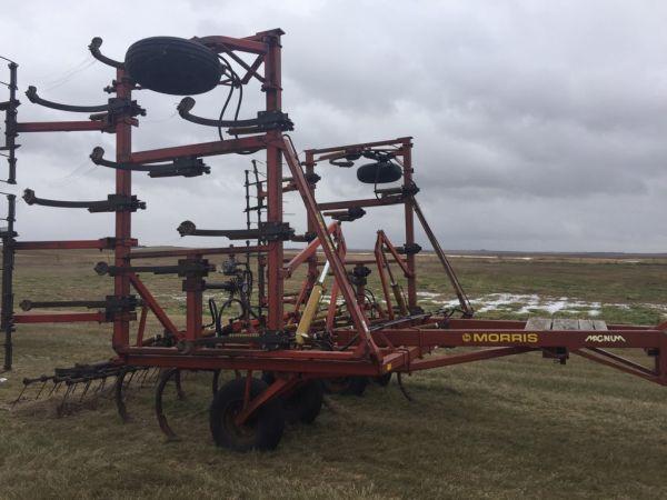 32’ Morris chisel plow