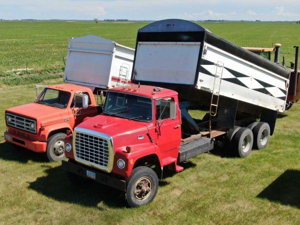 1977 Ford 2 ½ ton tandem truck