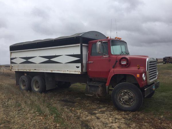 1977 Ford 2 ½ ton tandem truck