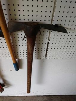 Outdoor lot 2 w/ light, shovel, pickaxe, sledgehammer