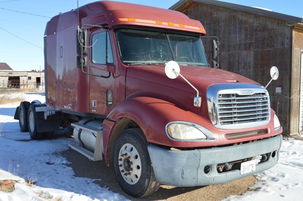 2003 Freightliner Columbia Truck