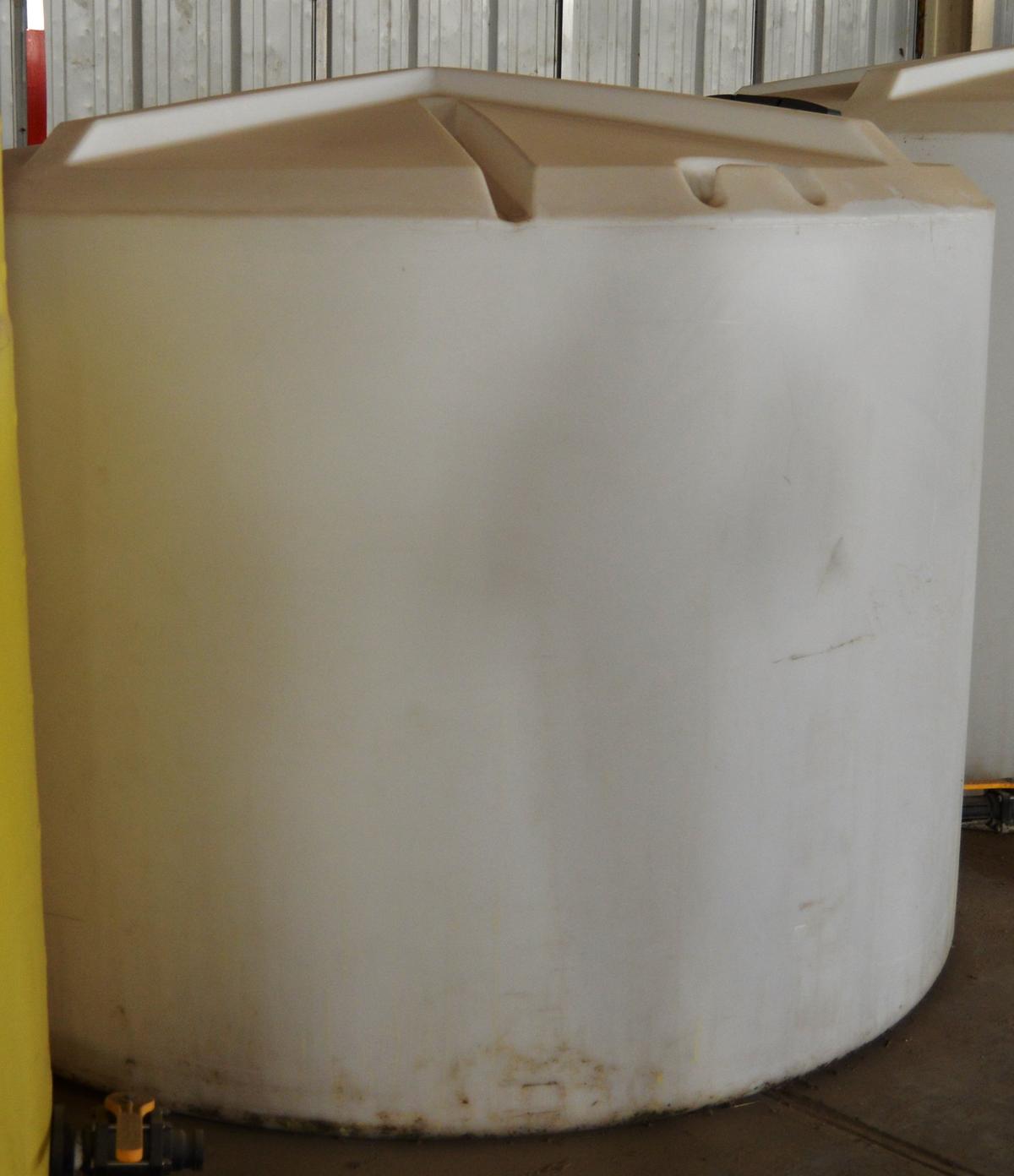 1400 Gal Fertilizer Tank - white