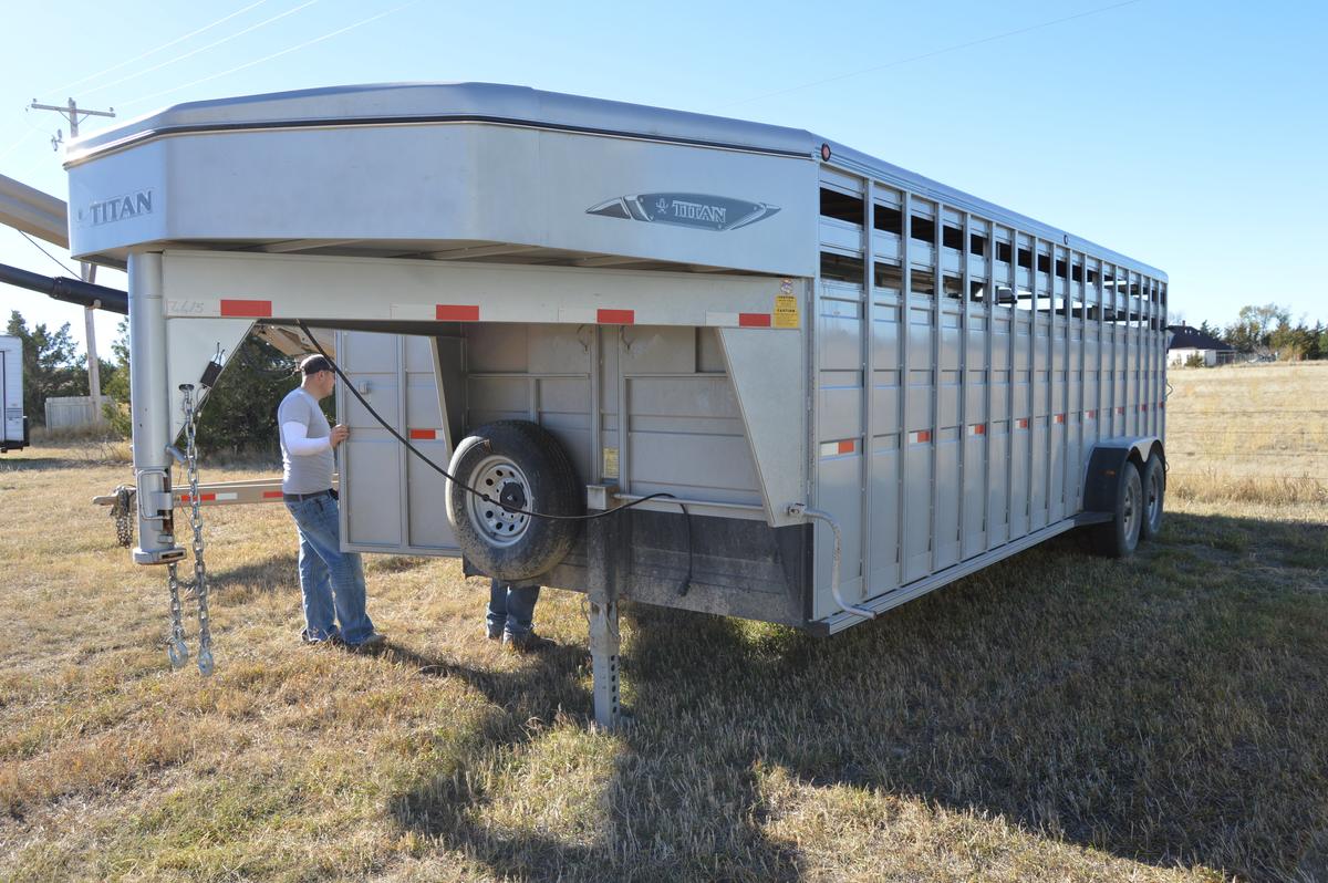 ‘14 Titan 24' GN Livestock Trailer