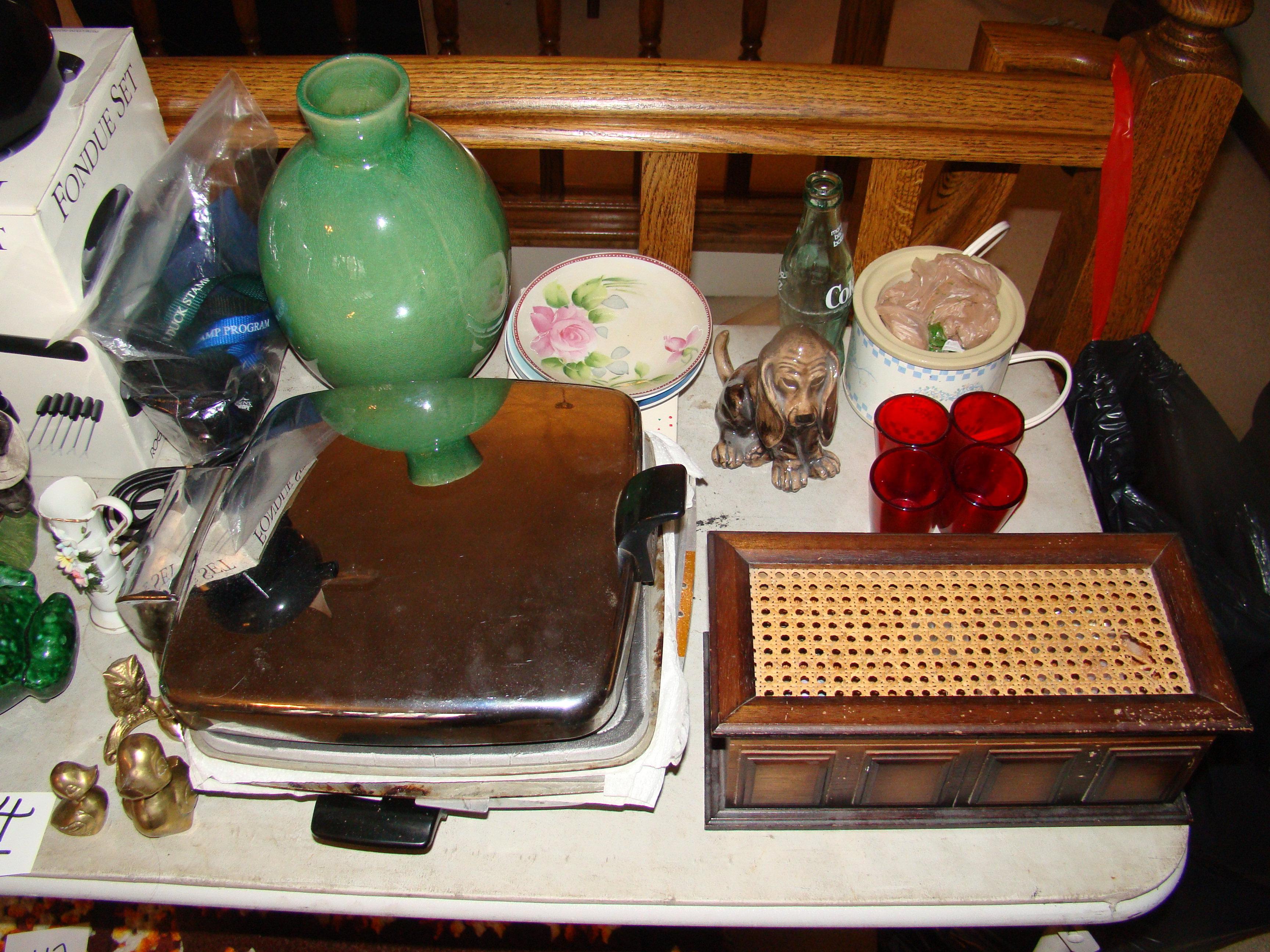 TABLE LOT CROCK POT WAFFLE IRON FONDUE GLASSWARE MISC.