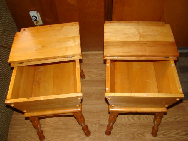 EARLY AMERICAN STYLE WOODEN END TABLES
