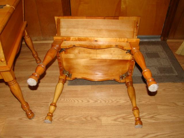 EARLY AMERICAN STYLE WOODEN END TABLES