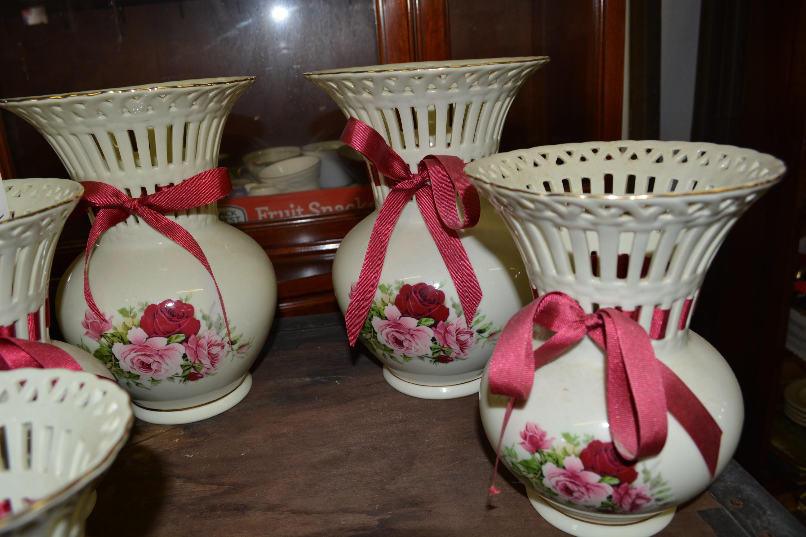 CERAMIC VASES WITH BOWS