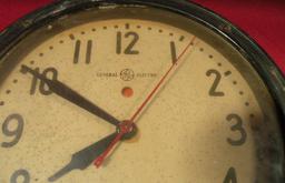 VTG. GENERAL ELECTRIC WALL CLOCK - WORKS