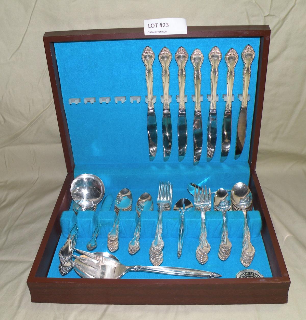 ASSORTED SILVER PLATE SILVERWARE IN LINED WOOD CASE